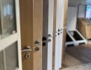 Showroom mit T&uuml;ren in verschiedenen Farben und Griffen, zeigt Auswahl moderner Bauelemente.